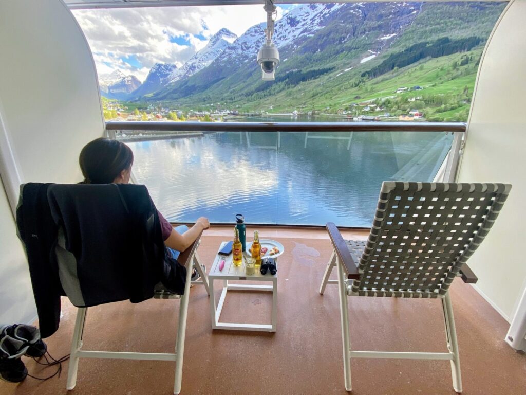 Blick von Balkonkabine auf Fjord in Olden