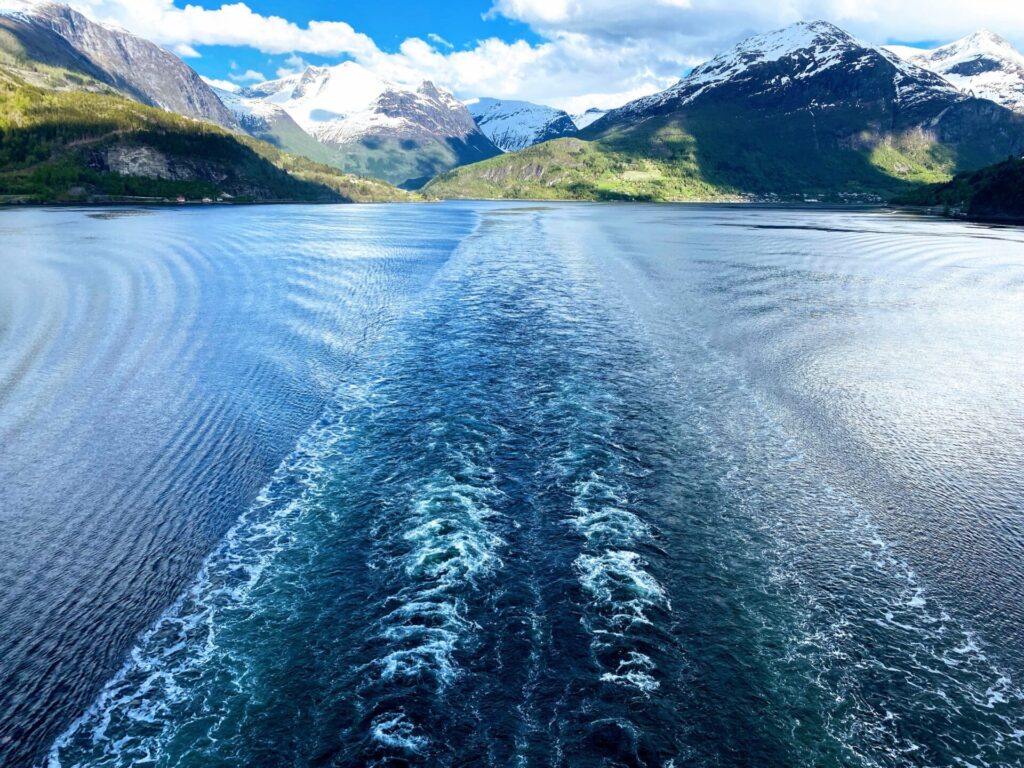 Blick auf den Fjord und Berglandschaft in Olden mit Fahrrinne