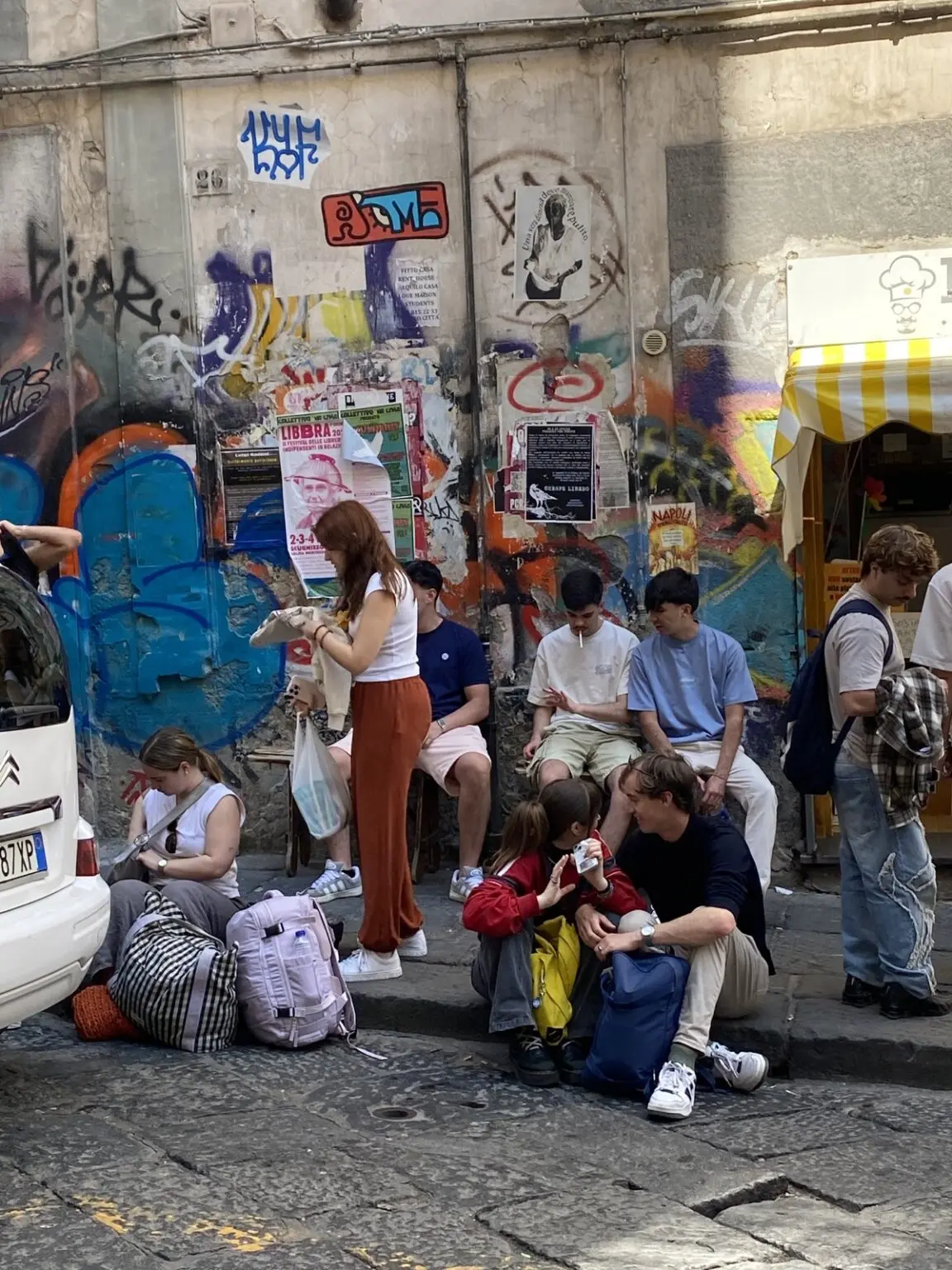 Gasse mit Menschen in Neapel