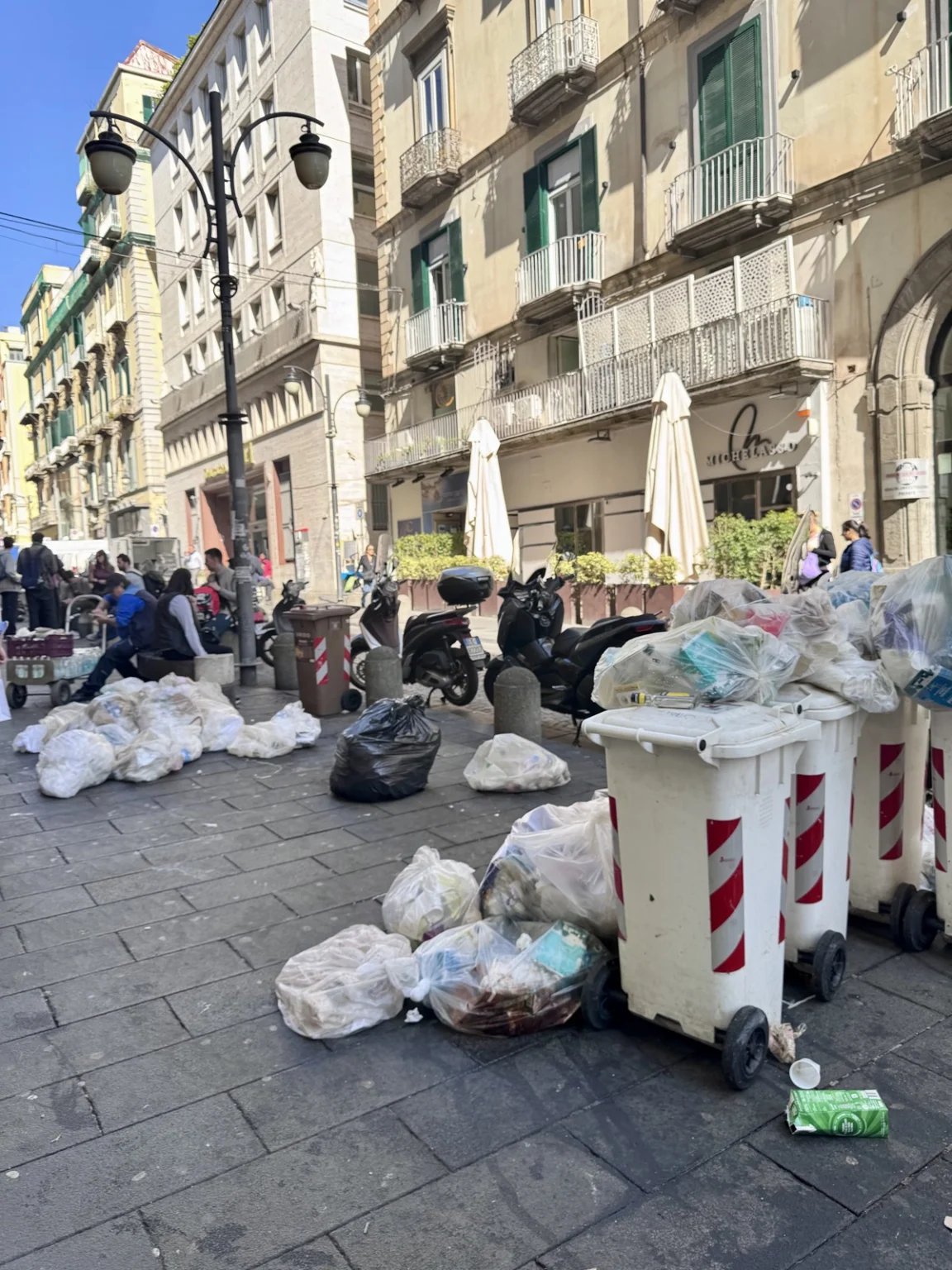 Müllberge im Zentrum vn Neapel