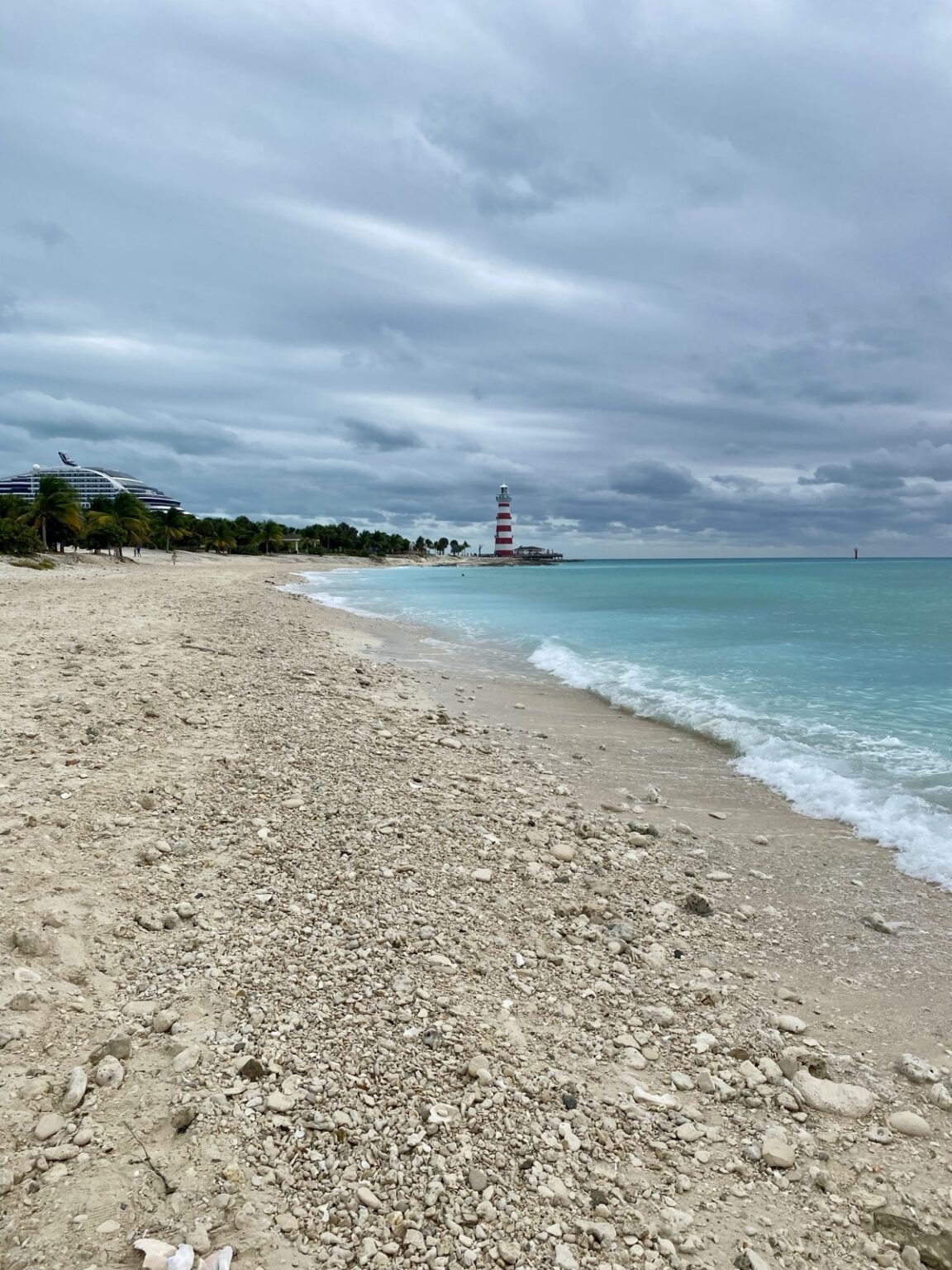 Strand und Leuchtturm Ocean Cay Bahamas