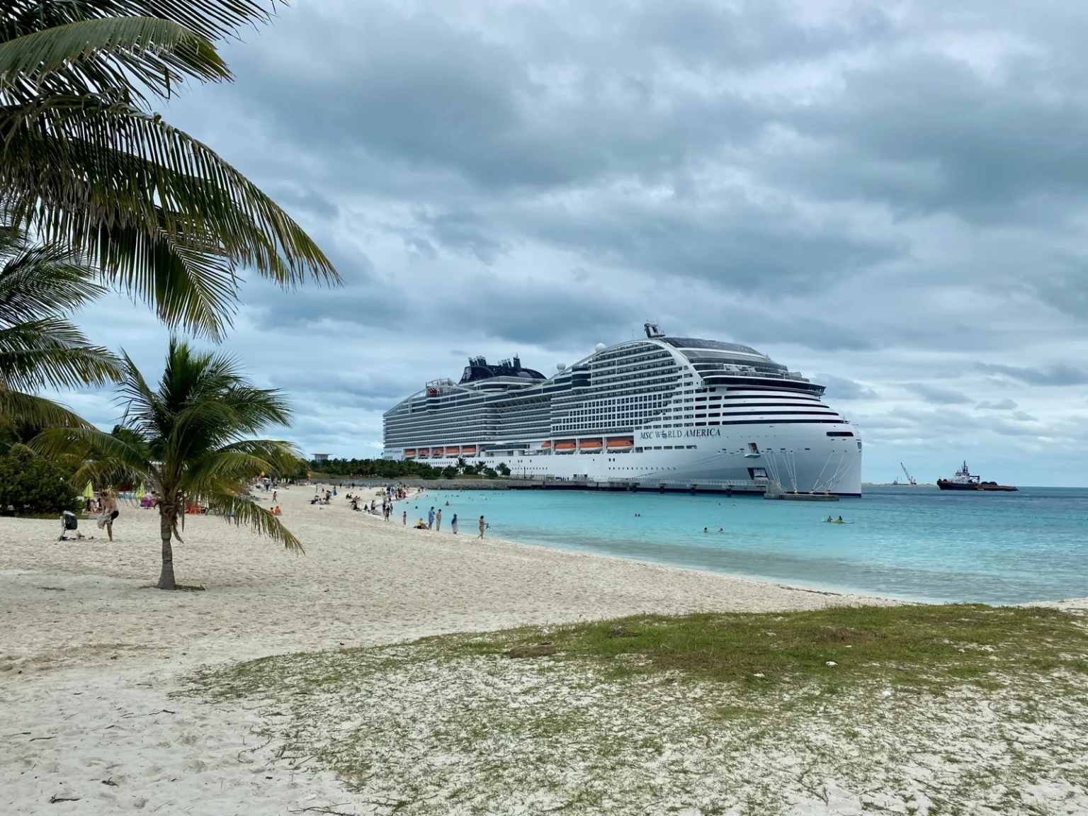 Kreuzfahrtschiff am Hafen Ocean Cay