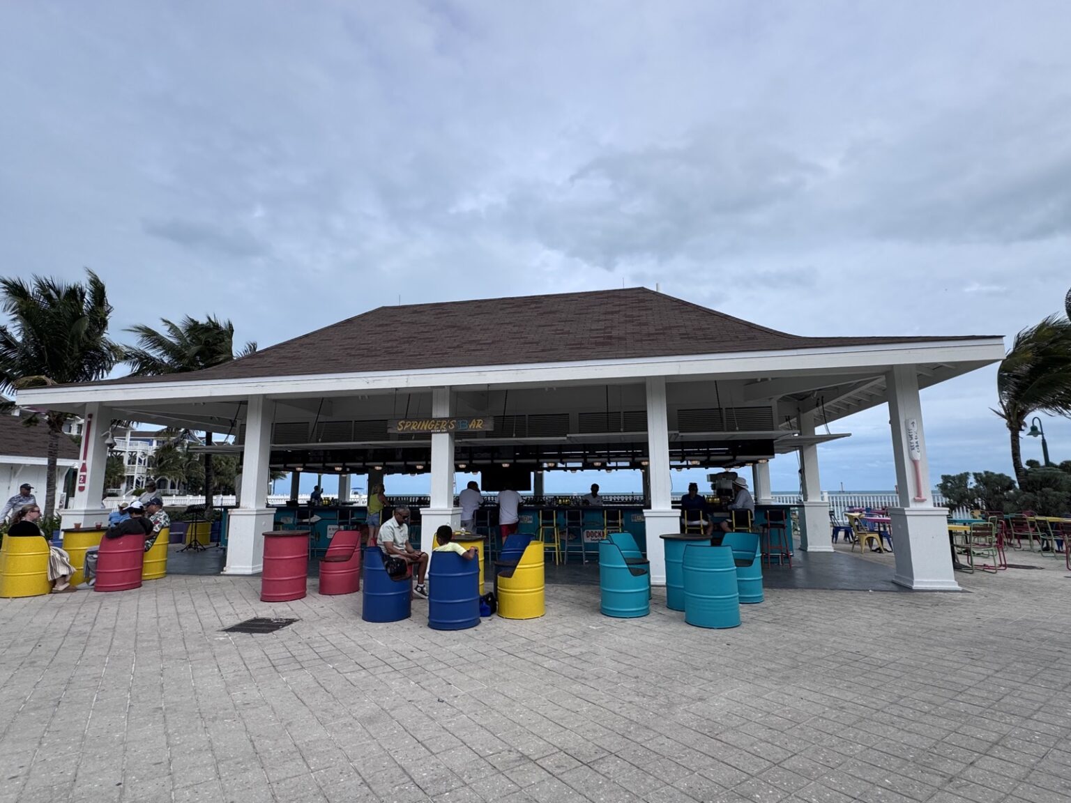 Bar mit bunten Stühlen Ocean Cay Bahamas