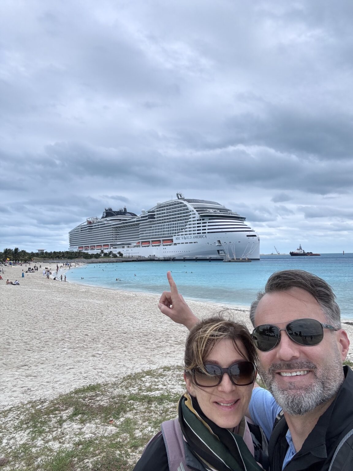 Ocean Cay MSC Marine Reserve mit Kreuzfahrtschiff
