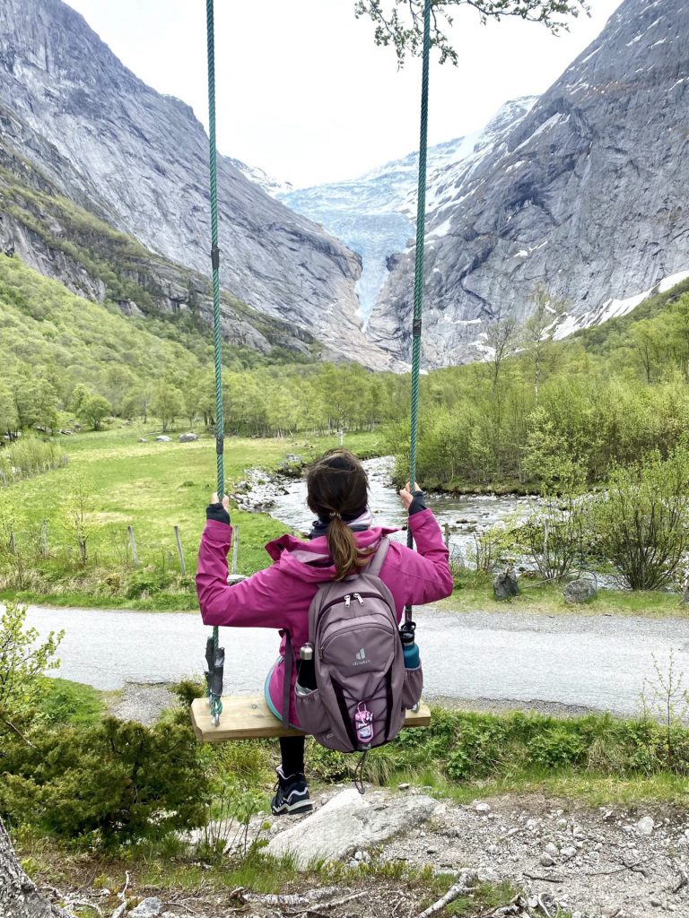 Schaukel mit Blick auf dem Briksdal-Gletscher in Olden