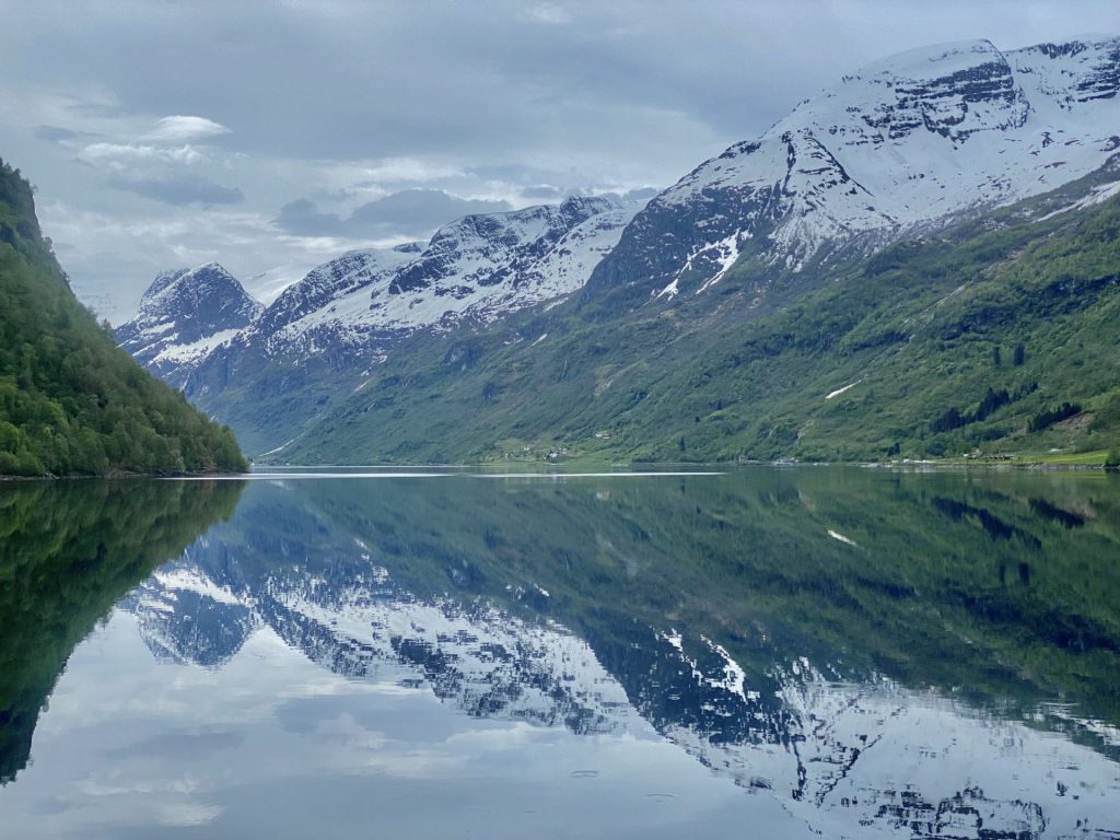Blick aus die Natur von Olden mit Fjord und schneebedeckter Berglandschaft