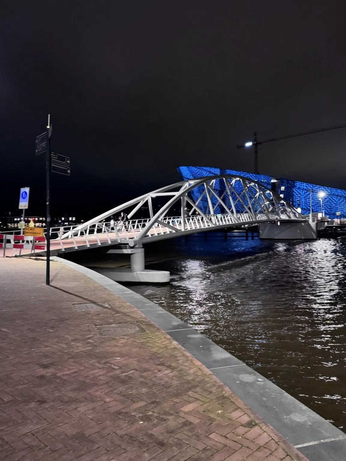 Oosteerdok Brücke zum NEMO Museum in Amsterdam
