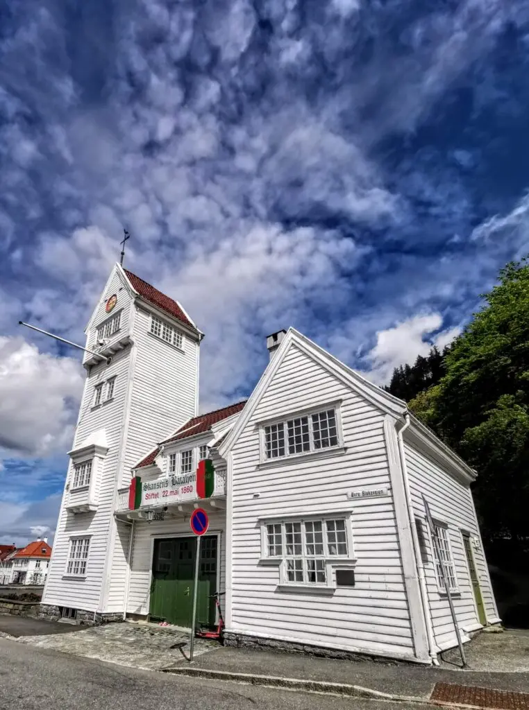 Weises Holzhaus in Bergen