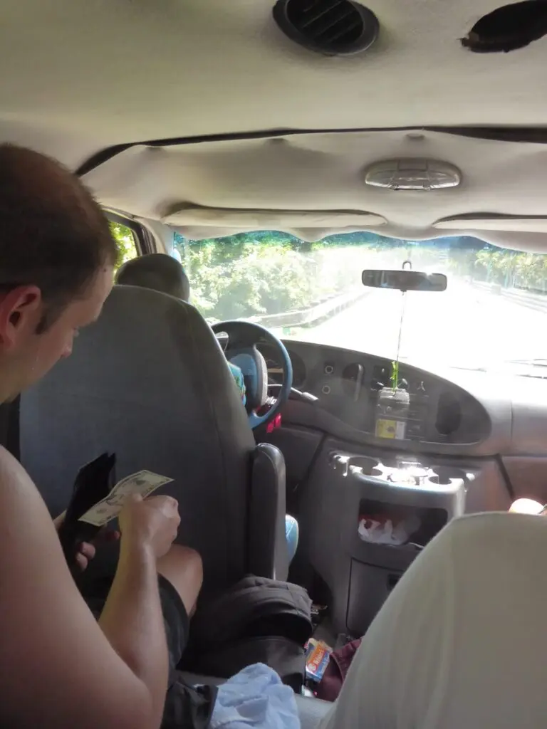 Taxi von innen in Nassau auf den Bahamas