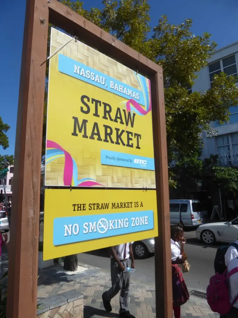 Gelbes Schild für den Straw Market in Nassau auf den Bahamas