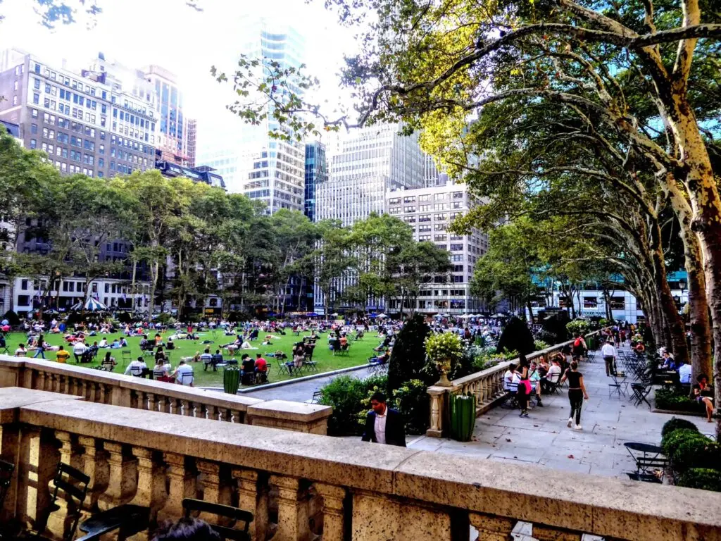 Wiese mit Menschen im Bryant Park in New York City