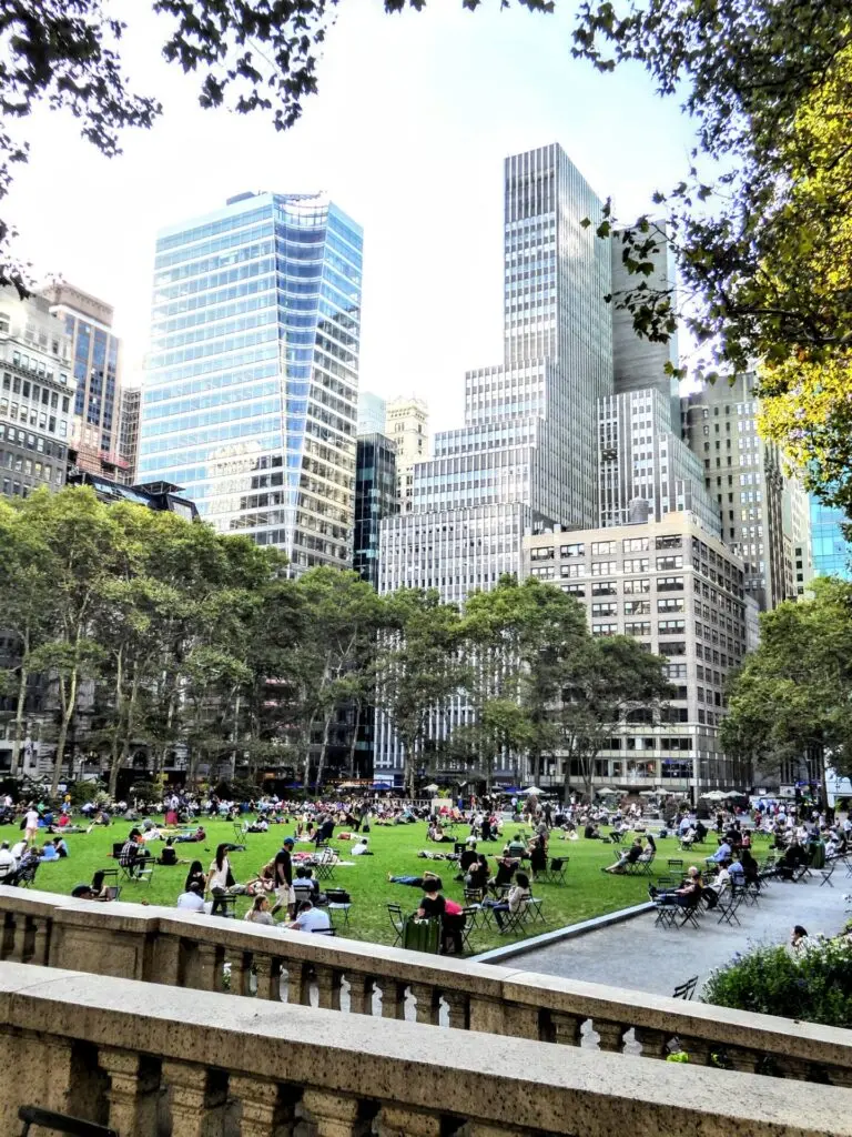 Wiese mit Menschen im Bryant Park in New York City