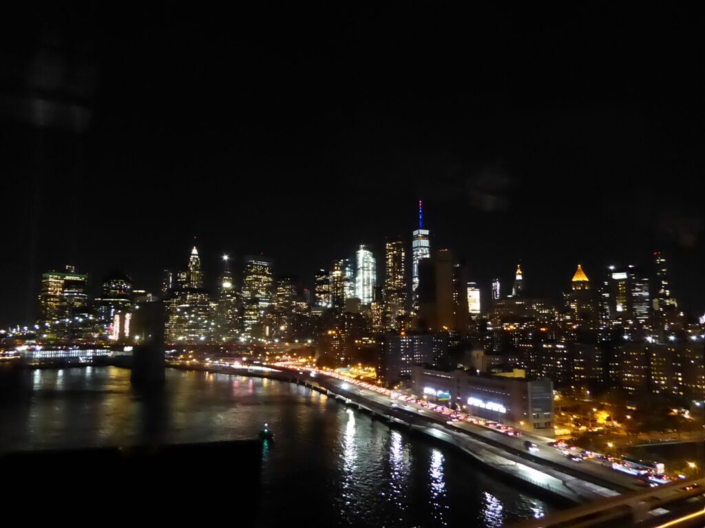 Blick auf New York bei Nacht 