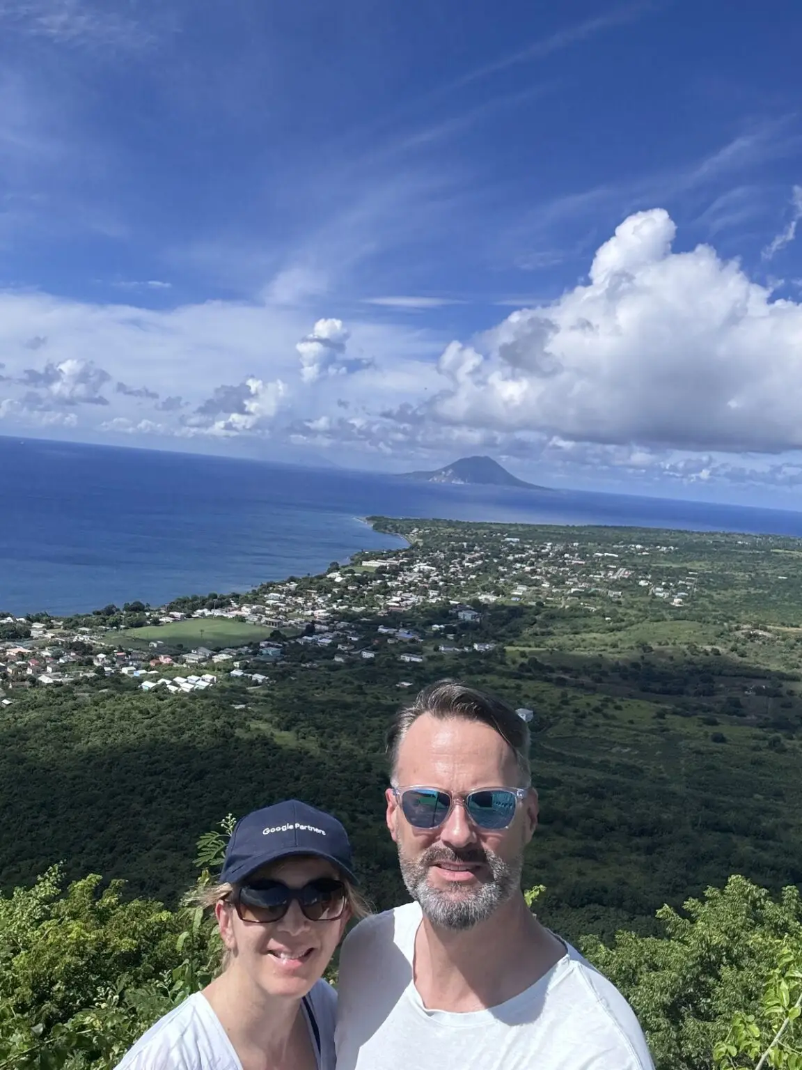 Pärchen mit Nevis-Blick von Brimstone Hill St. Kitts,