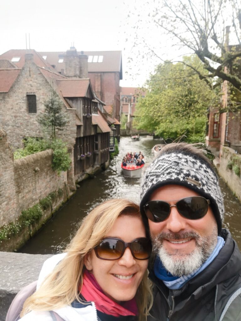 Pärchen auf Brücke in Brügge