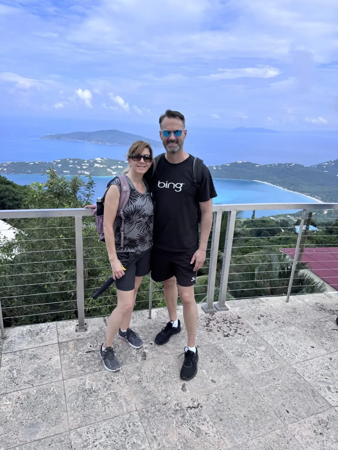Pärchen am Aussichtspunkt Charlotte Amalie Overlook 