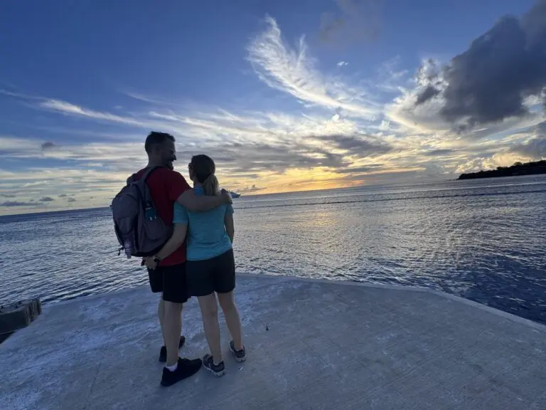 Paar beobachtet karibischen Sonnenuntergang in St. Kitts