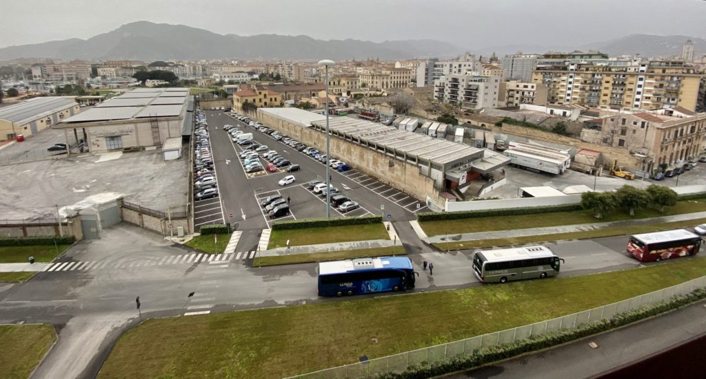 Blick auf den Hafen von Palermo und Busse