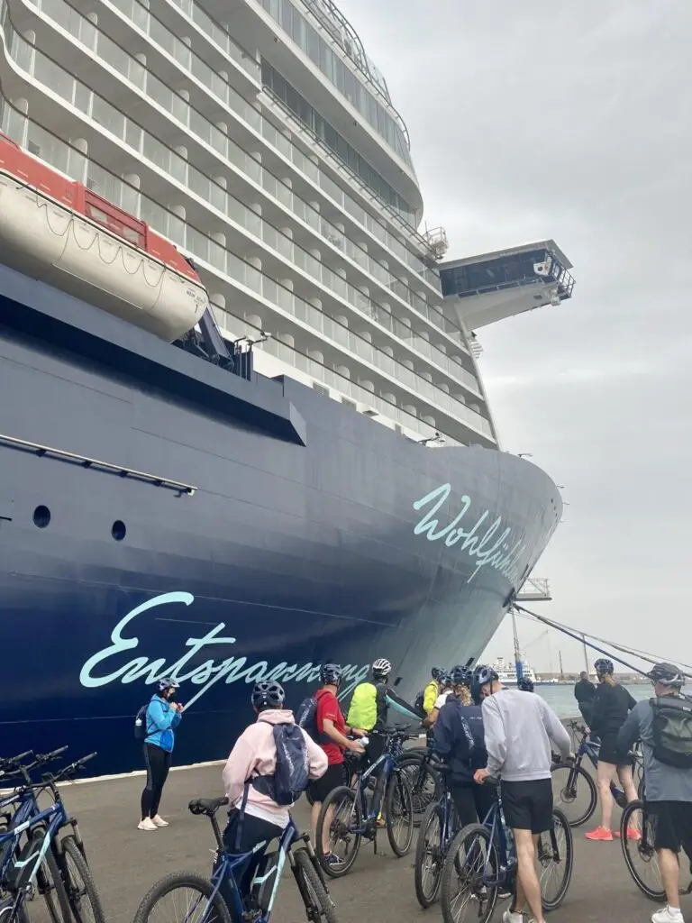 Mein Schiff am Hafen von Palermo mit Radfahrer