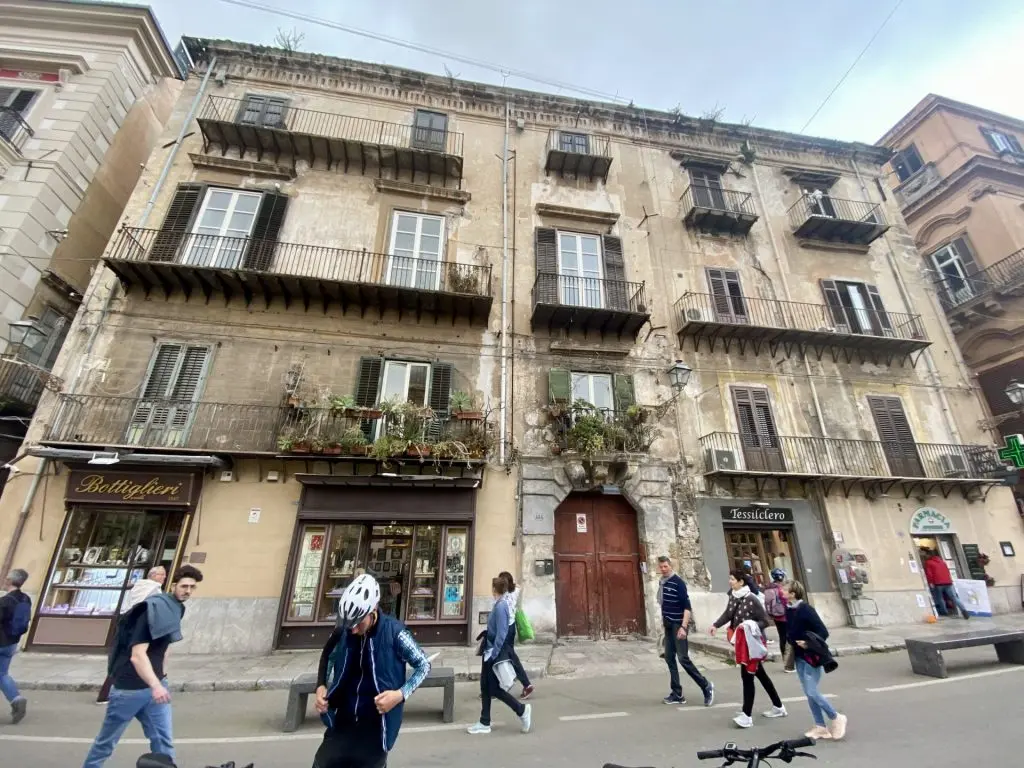 Hausfron in Palermo