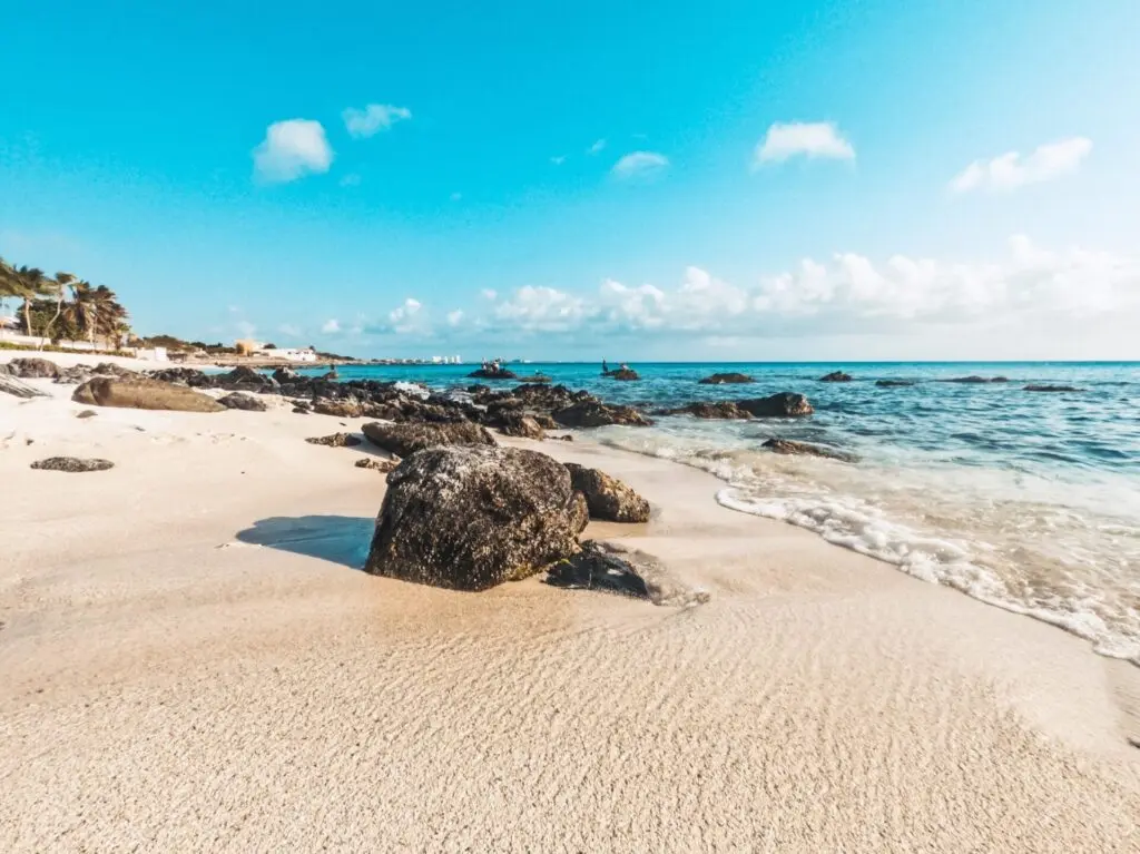 Eagle Beach mit Steinen auf Aruba