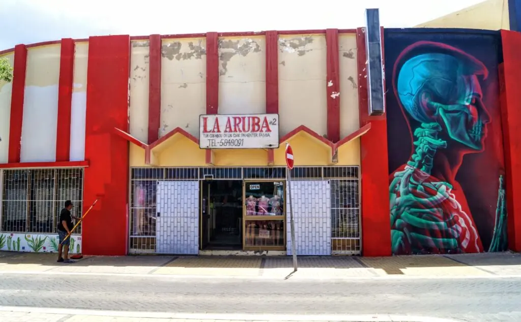 Bunte Gasse in Cosecha San Nicolas auf Aruba