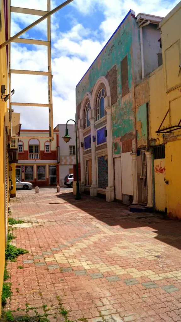 Bunte Gasse in Cosecha San Nicolas auf Aruba