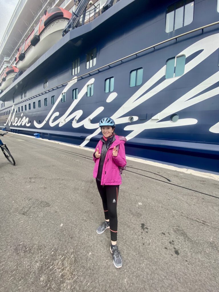 Frau am Hafen von Palermo mit Schiff