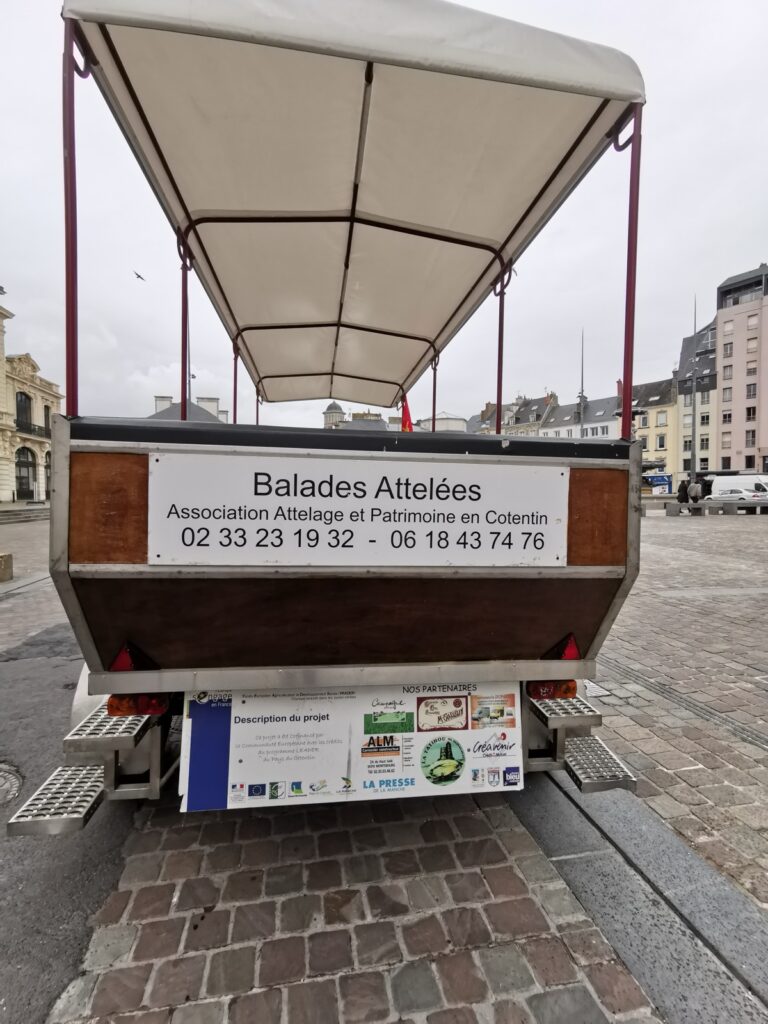 Schild auf Pferdekutsche in Cherbourg