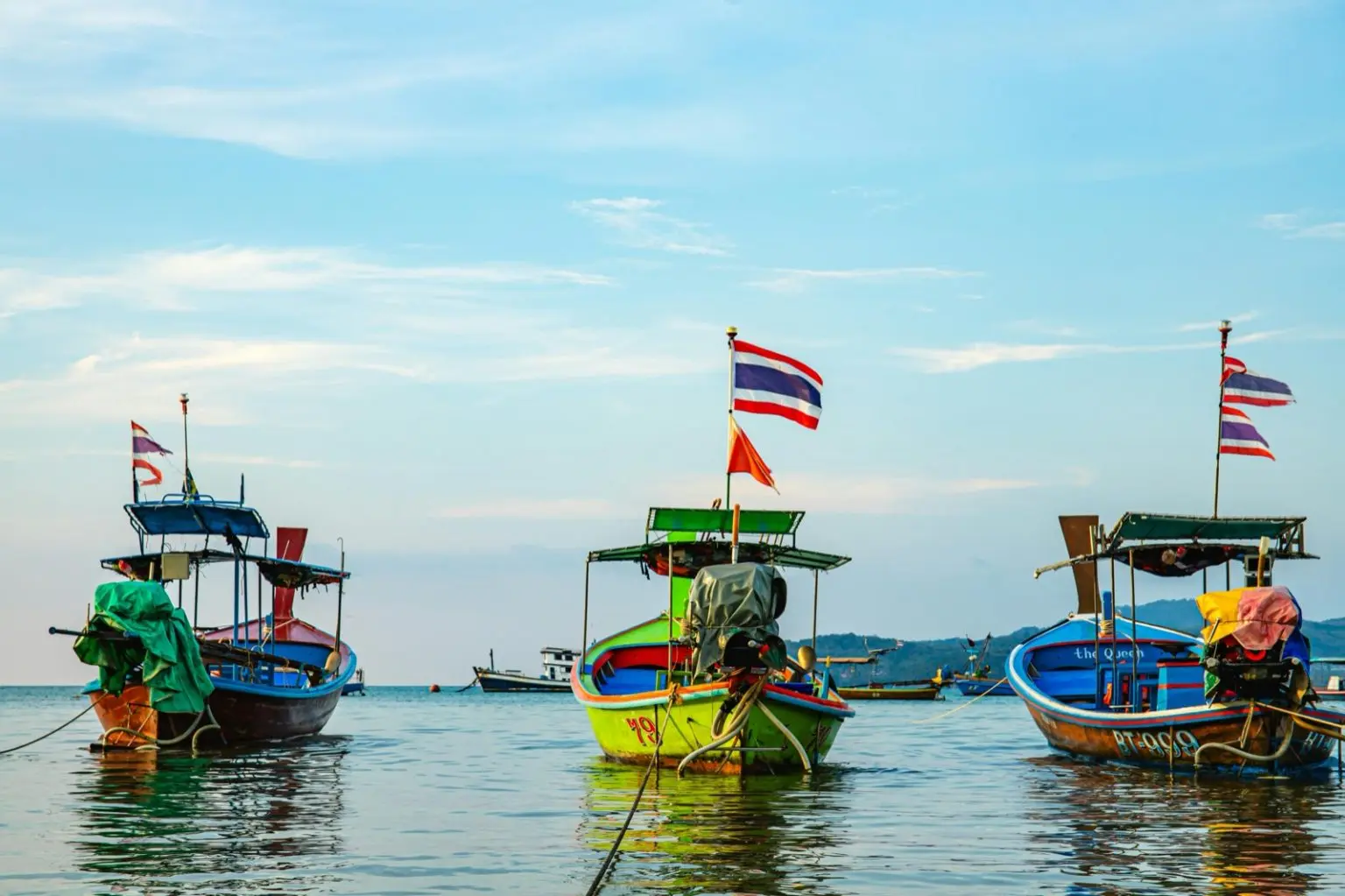 Bunte Boote im Meer Phuket