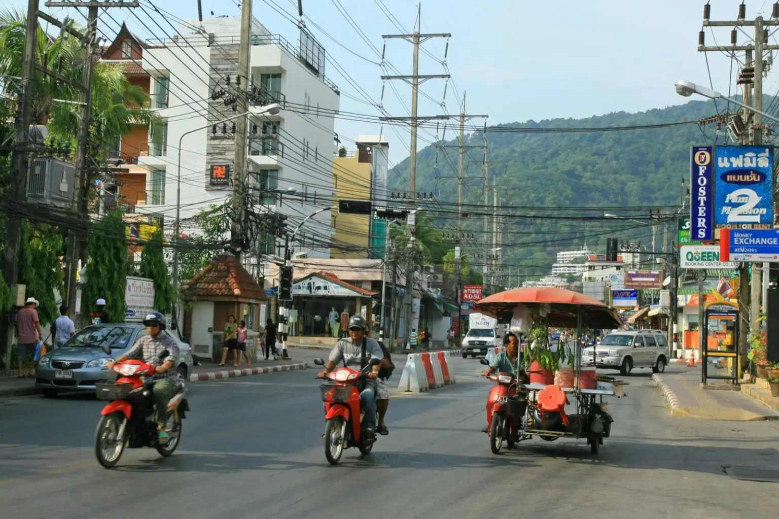 Strasse in Phuket mit Roller