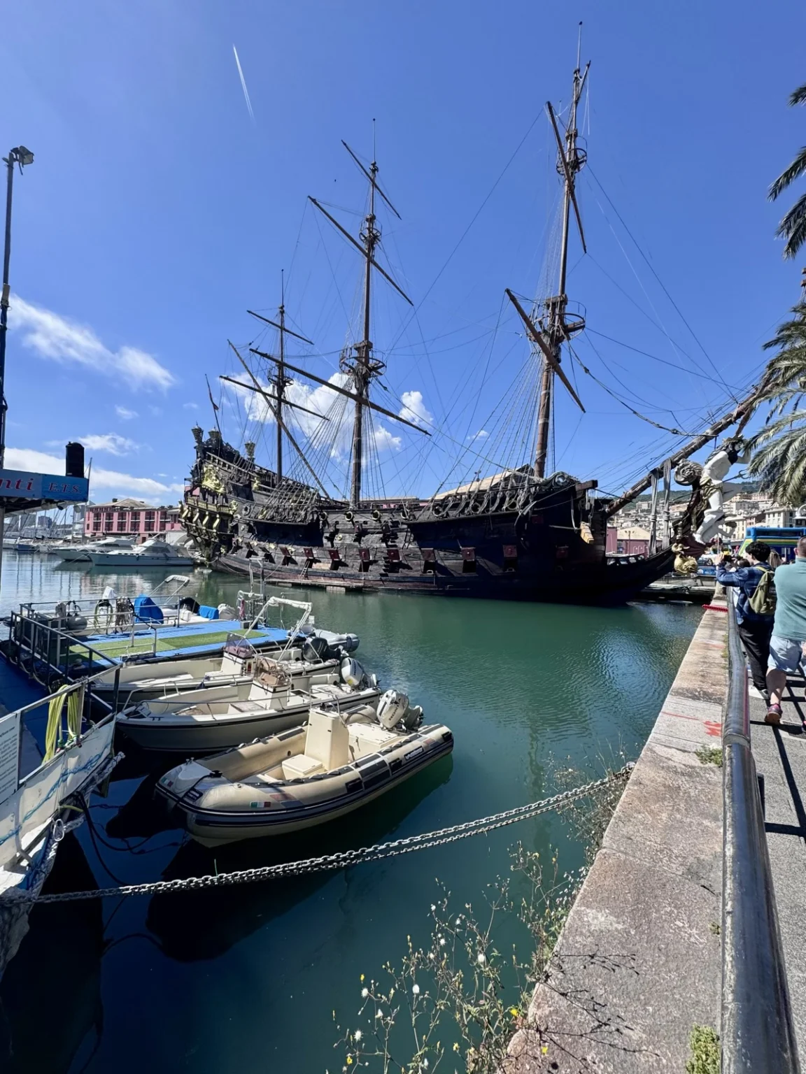 Piratenschiff am alten Hafen in Genua