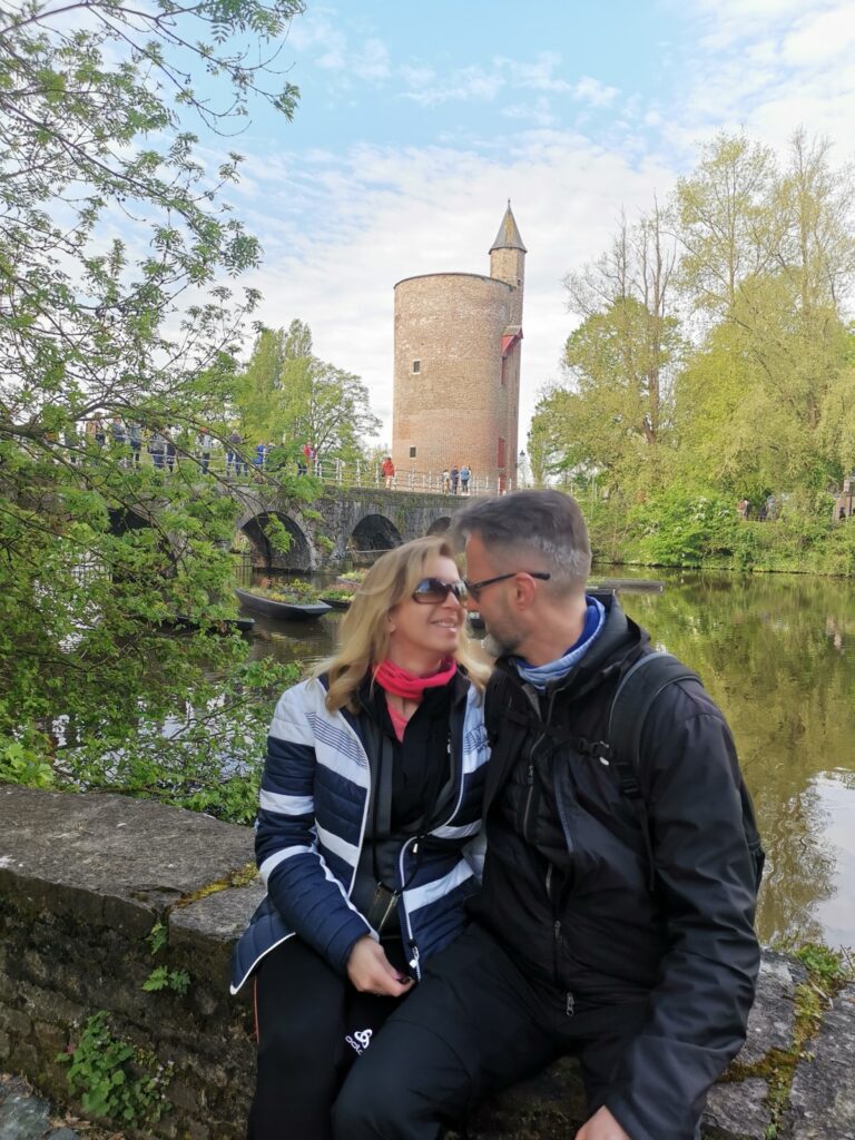 Minnewater See mit Poertoren Turm in Brügge