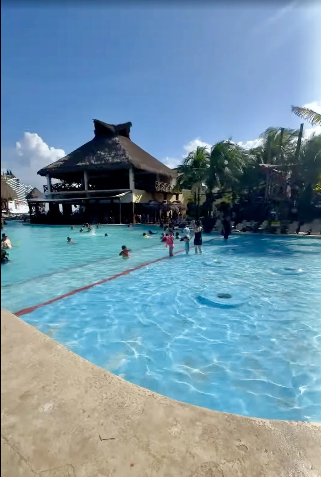 Pool am Hafen Costa Maya