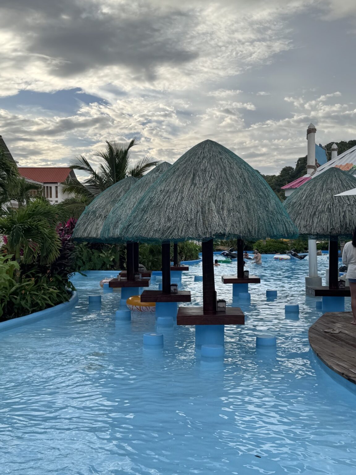 Pool mit Strohdach-Barhockern Hafen Roatan