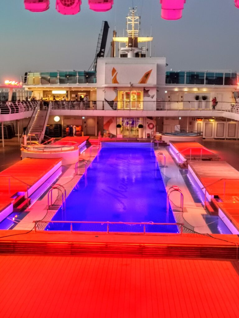 Beleuchtetes Pool auf Kreuzfahrtschiff
