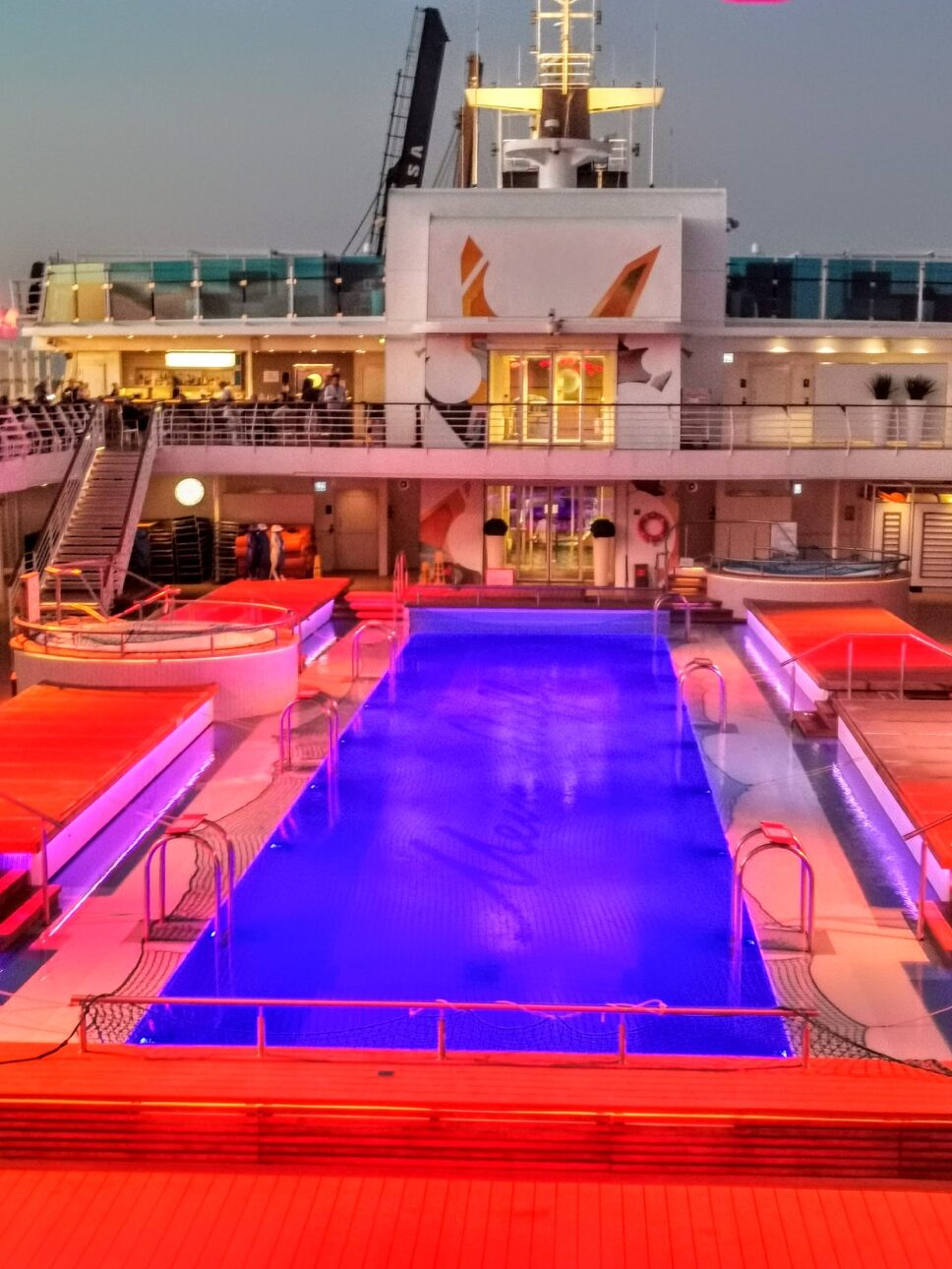 Beleuchtetes Pool auf Kreuzfahrtschiff