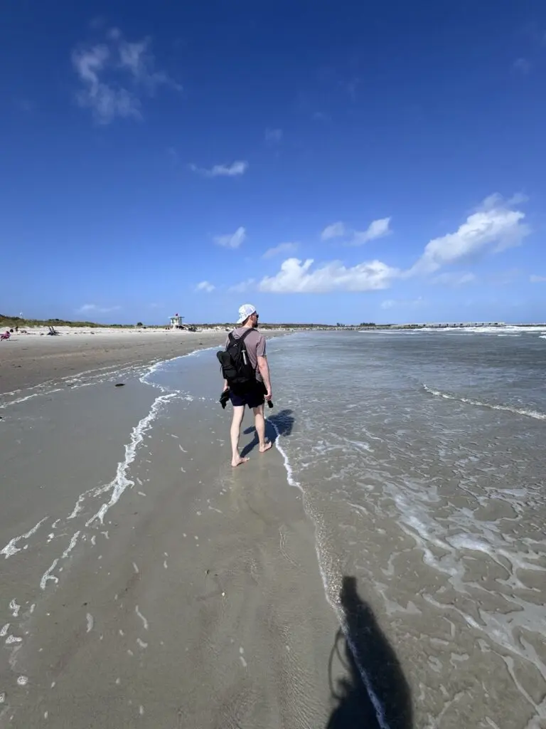 Mann geht spaziren am Jetty Park Beach in Port Canaveral
