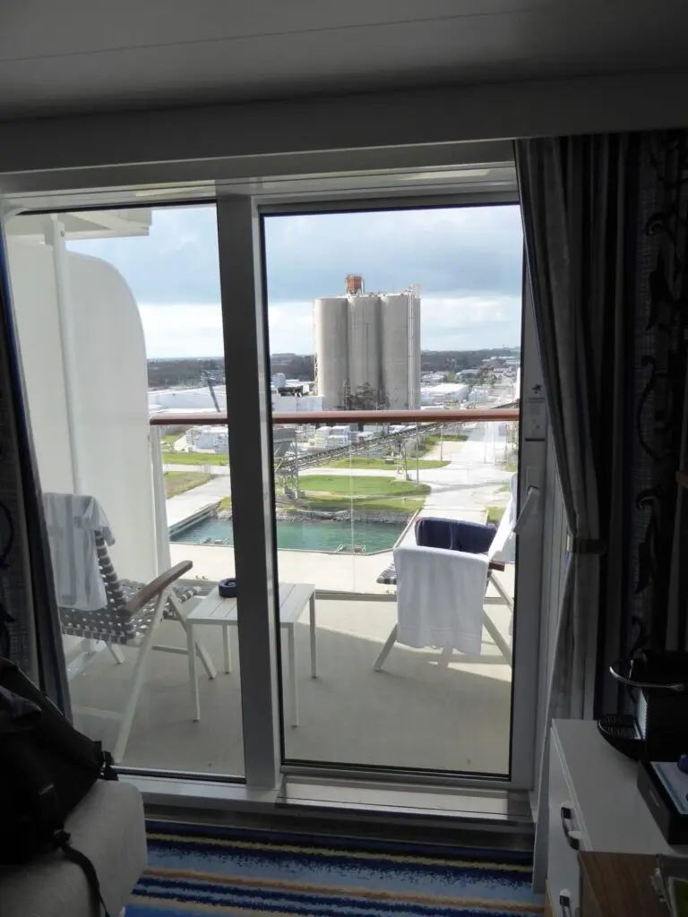 Blick aus Balkonkabine auf den Port Canaveral Hafen