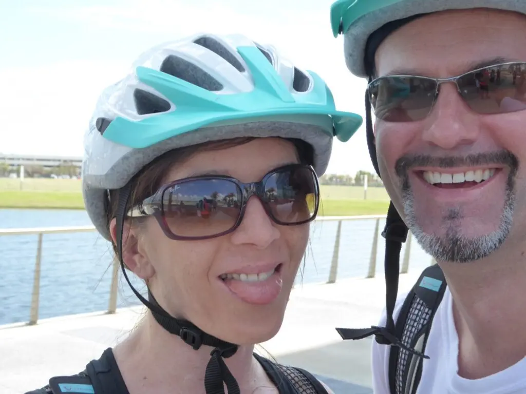 Pärchen mit Fahrradhelm am Port Canaveral 