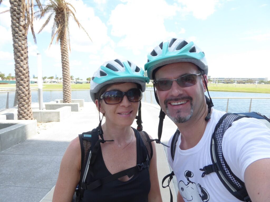 Pärchen mit Fahrradhelm am Port Canaveral