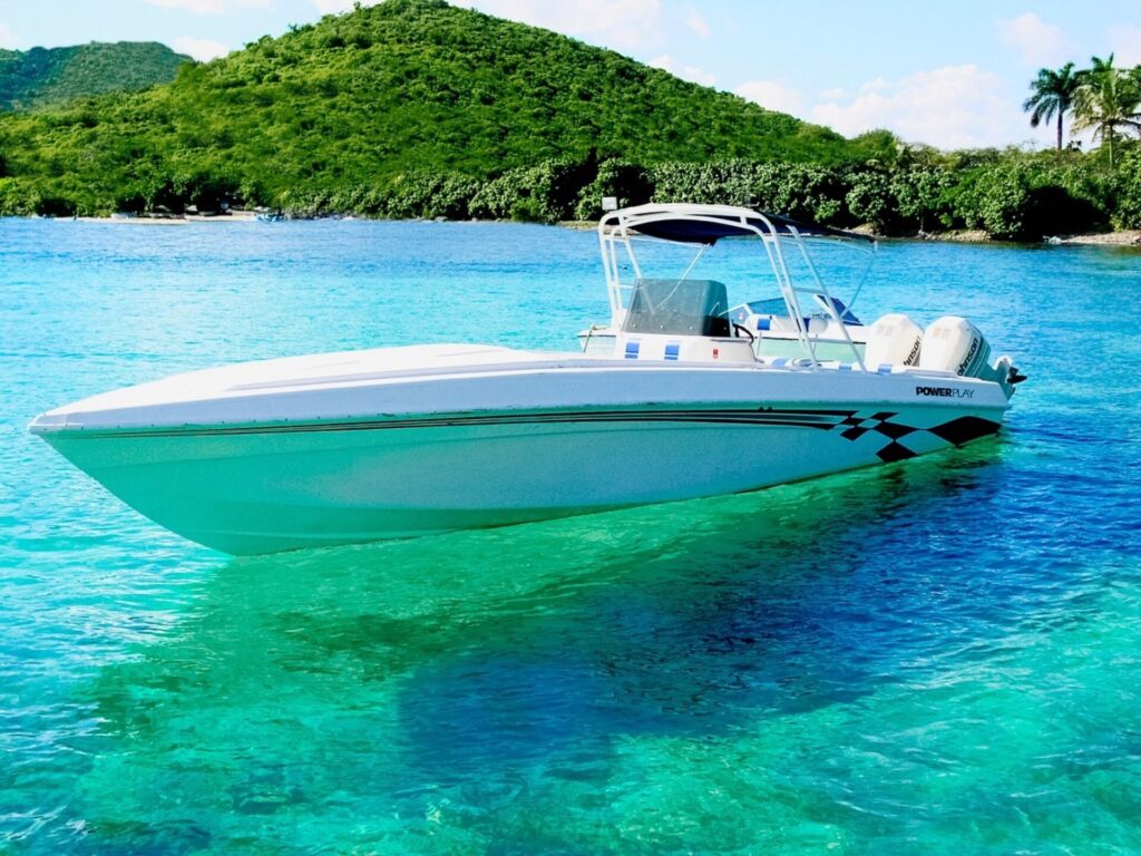 Speedboot im karibischen Meer in Tortola