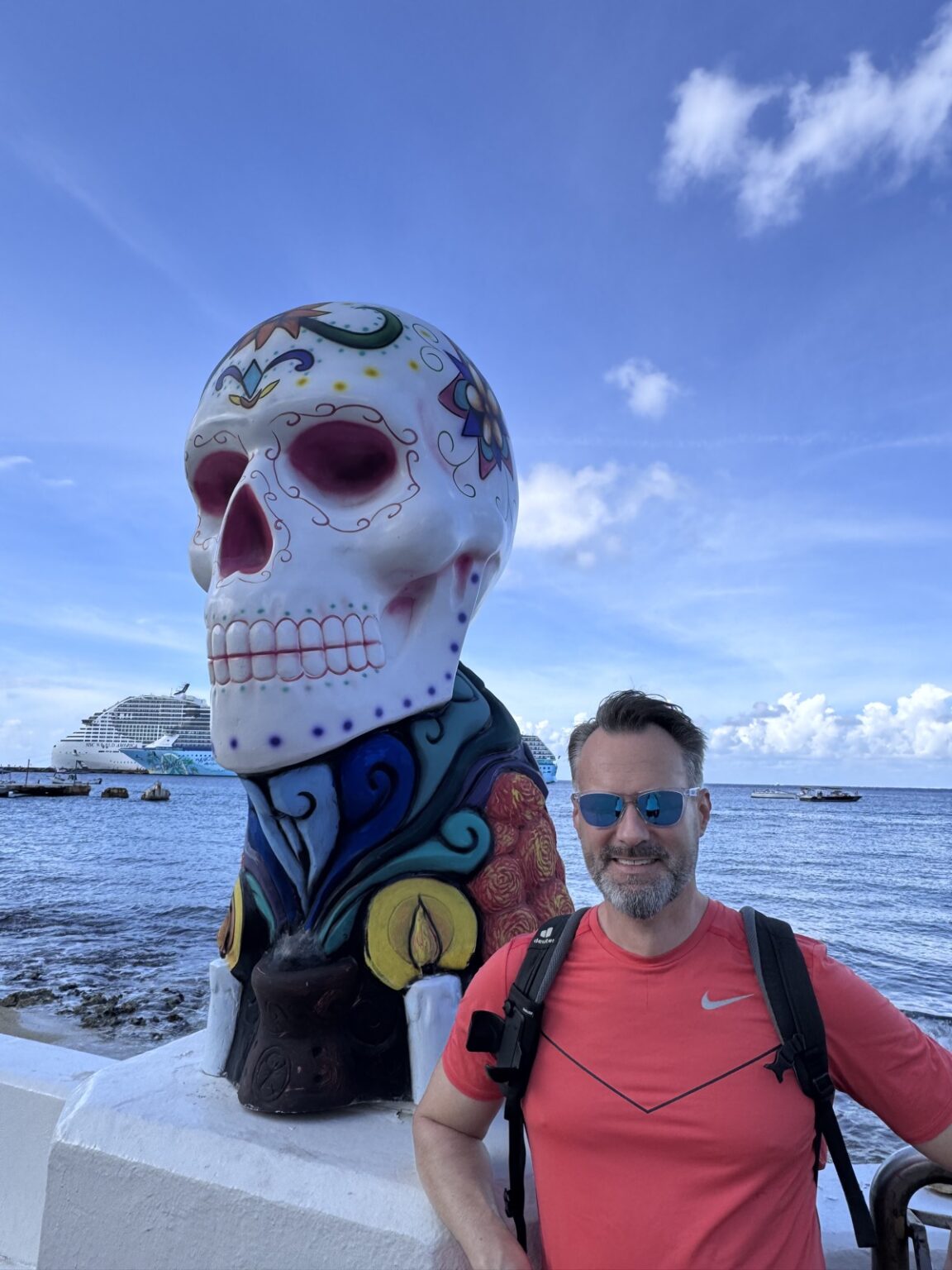 Mann mit Statue auf Malecon Promenade San Miguel