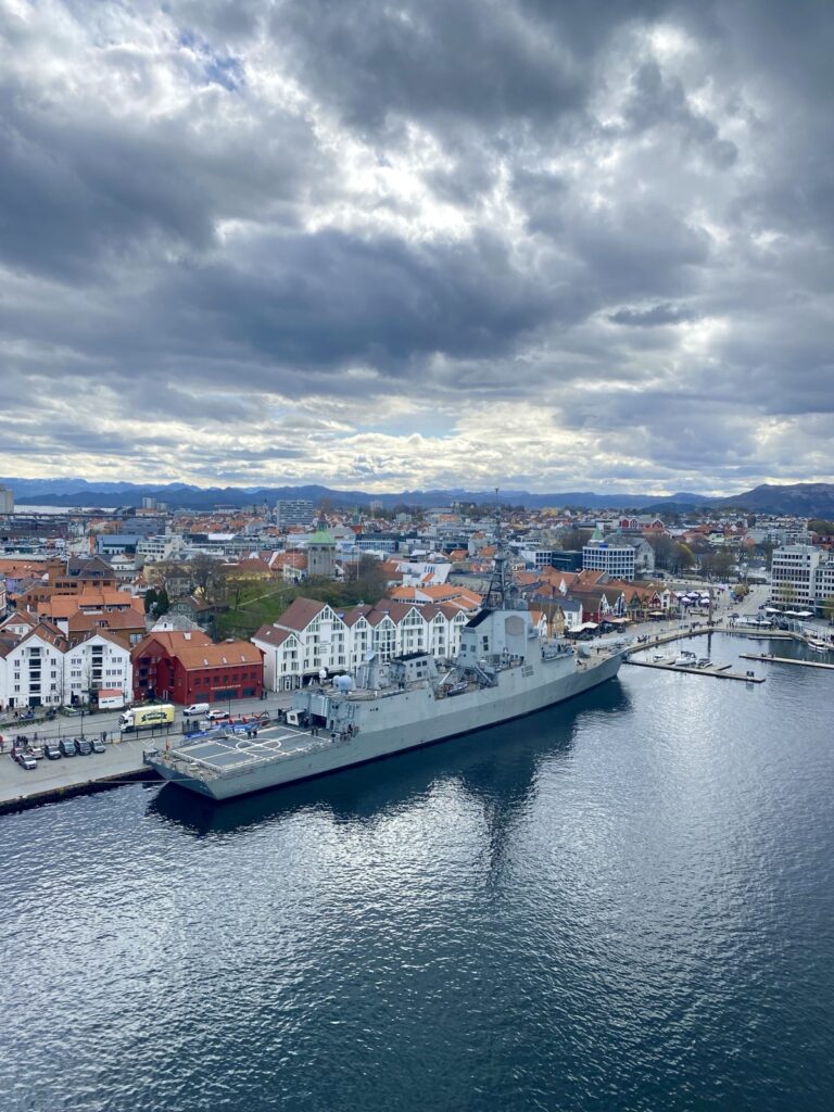 Hafen Stavanger mit Militärschiff