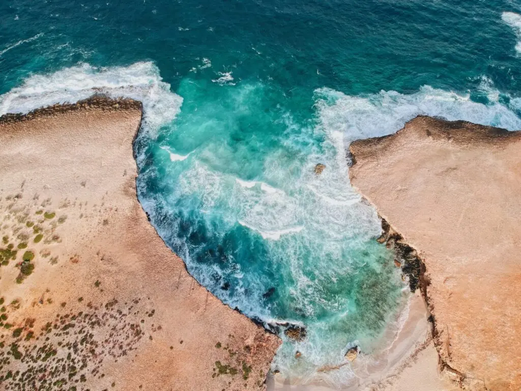 Natural Bridge Bucht mit stürmischem Meer auf Aruba 