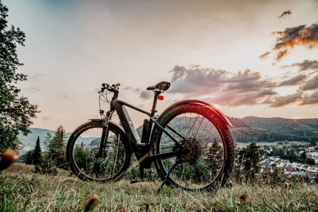 Mounten-Bike auf einer Wiese mit Sonnenuntergang