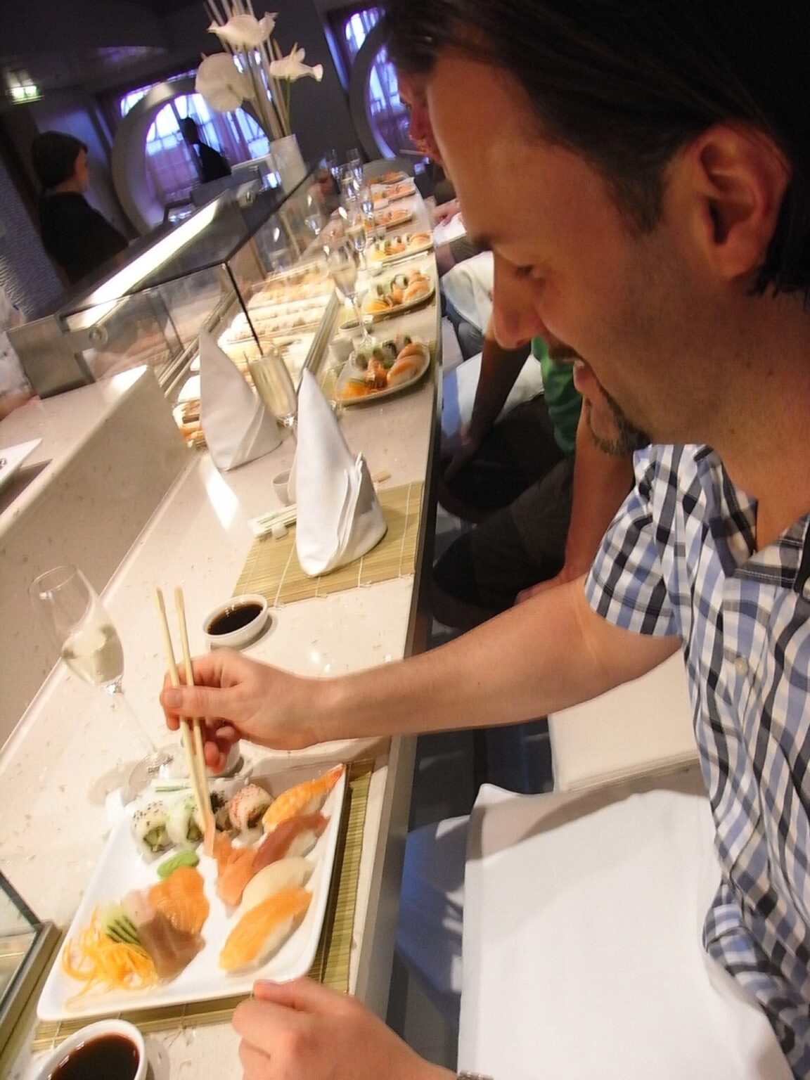 Mann beim Essen auf einem Kreuzfahrschiff
