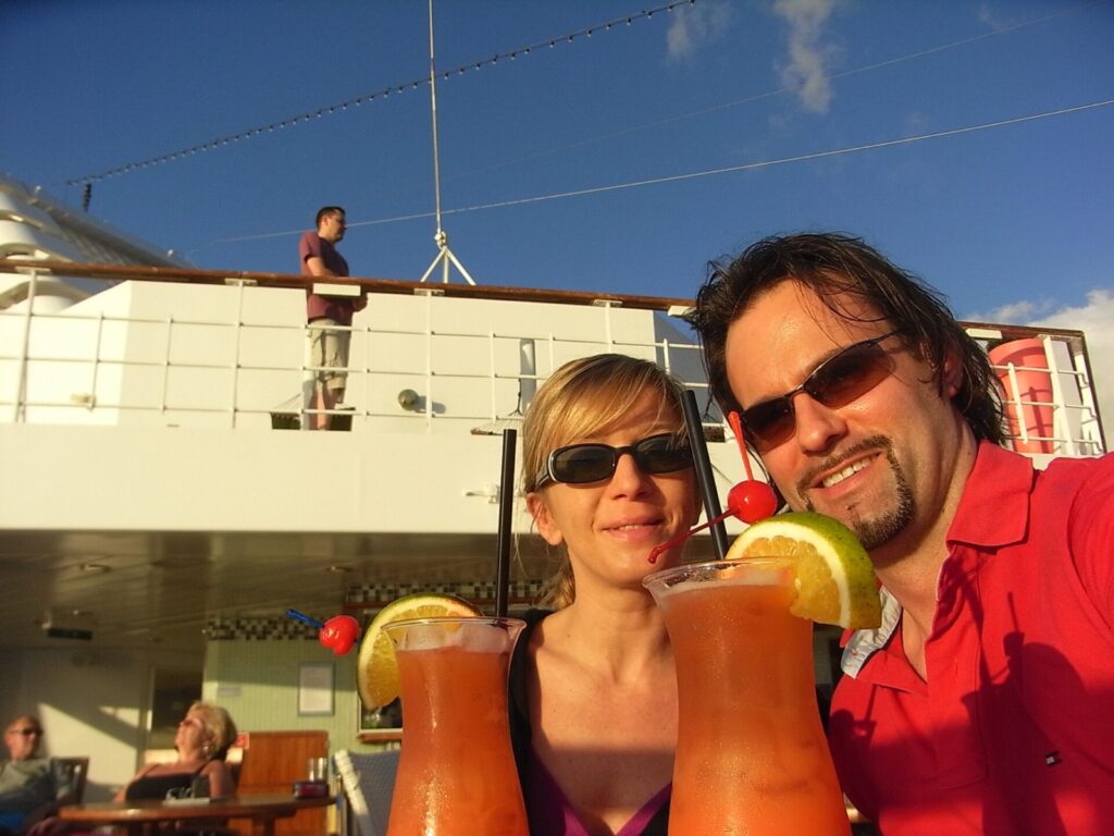 Parchen mit Cocktail auf Kreuzfahrtschiff