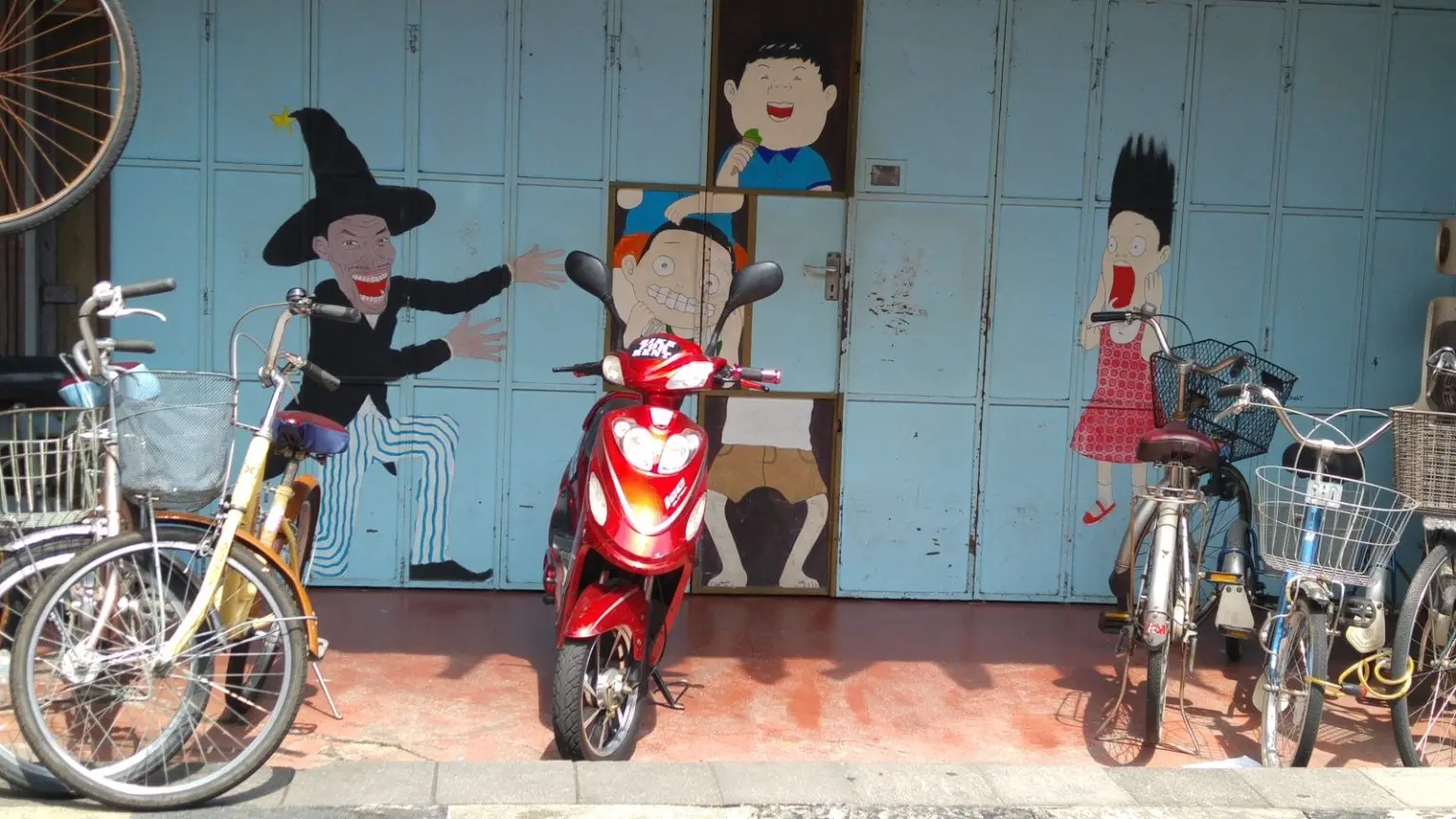 Roller und Fahrrad in Phuket