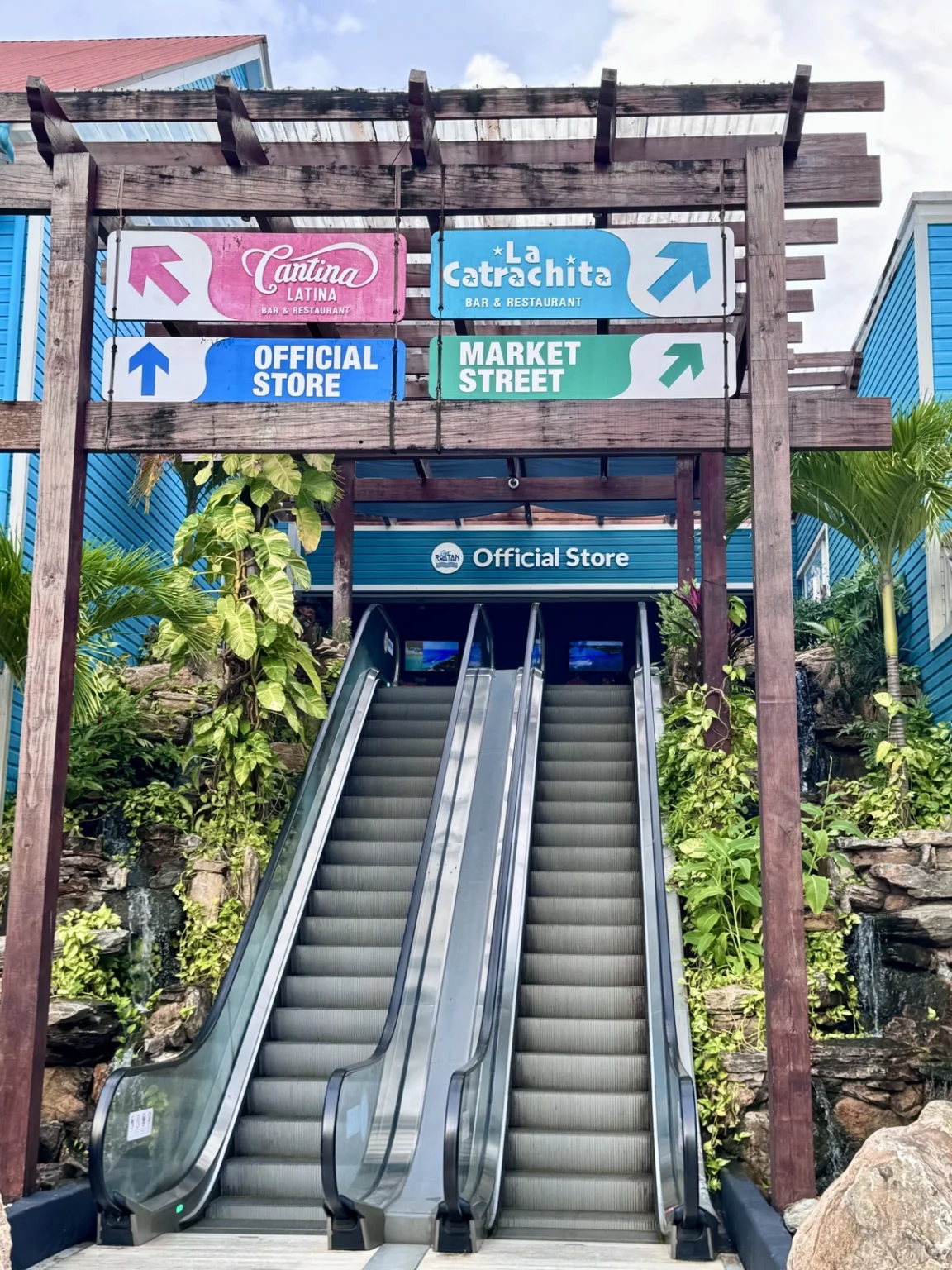 Hafengelände mit Shops in Roatan